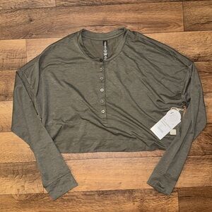 Vuori Size Medium NWT Avalon Henley Crop Oregano Long Sleeve Shirt Top Fitness